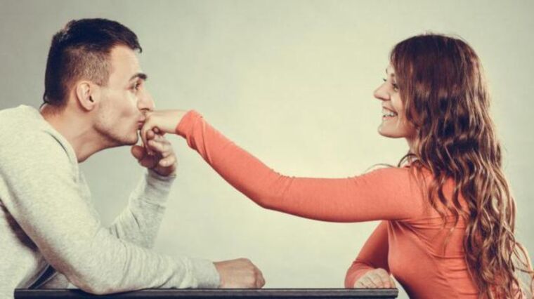 egy srác egy lányról gondoskodik, és a pénisz megnagyobbításán gondolkodik