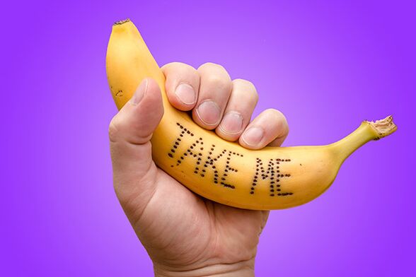 a banán a kezében egy megnagyobbodott fejű péniszt szimbolizál